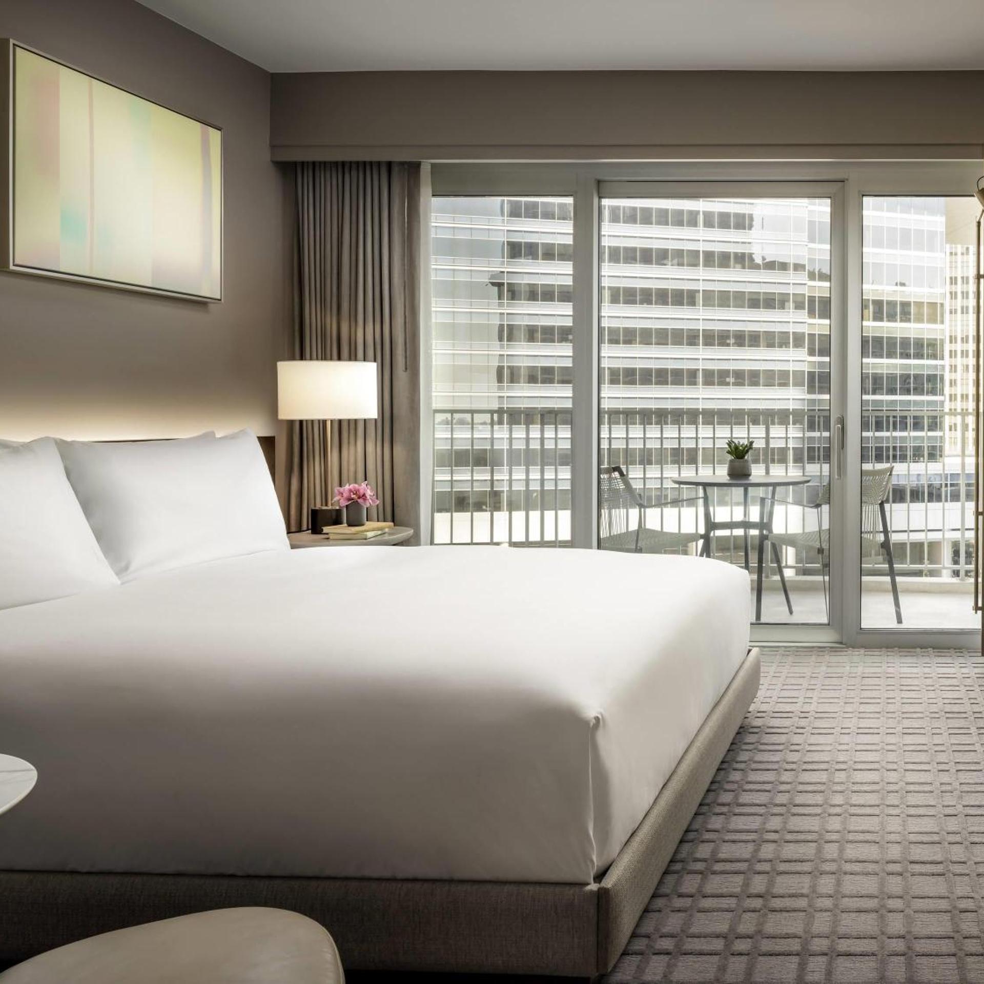 Plaza, Century, King Bed, Balcony, Accessible، Fairmont Century Plaza Los Angeles 2/8