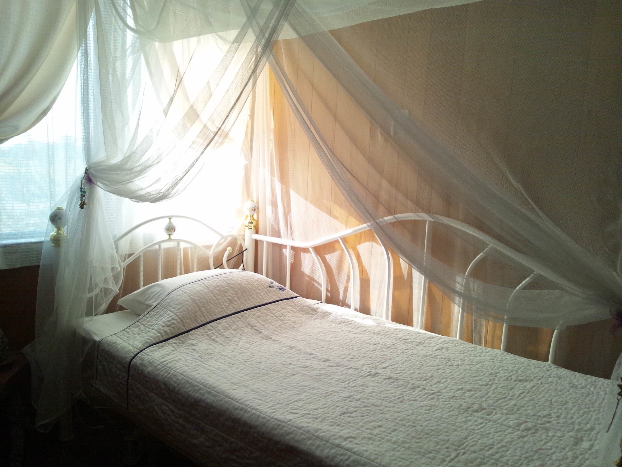FEMALE DORM, COMFORT, SINGLE, QUEEN BED, JUNGLE VIEW