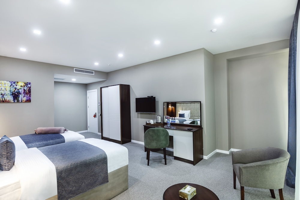 Parallel Hotel 19/25