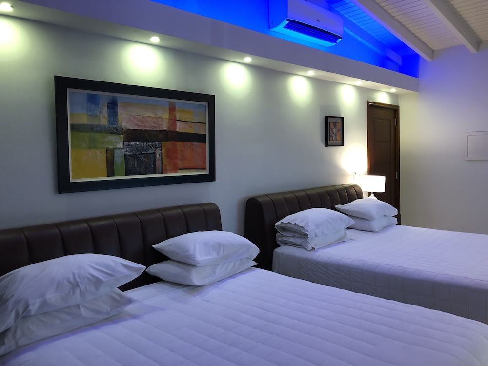 Quints Travelers Inn 18/64