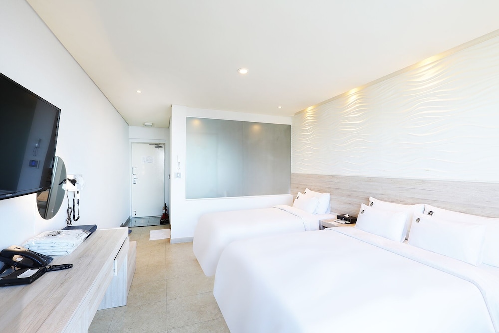 Ocean, Premier, Twin Beds, 1 Double and 1 Single Bed