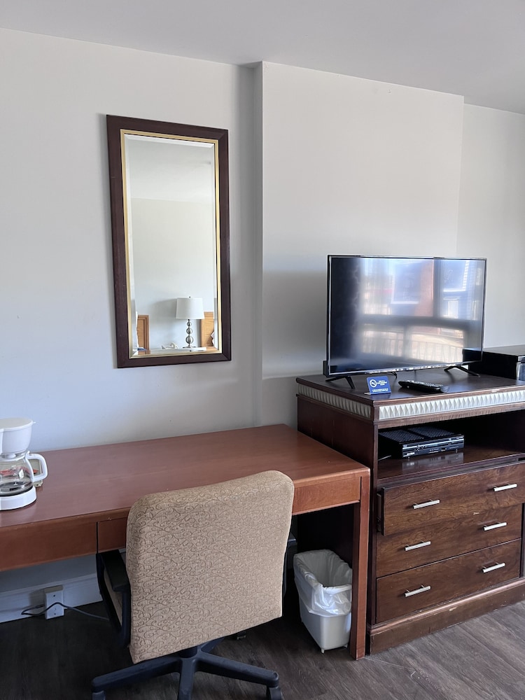 Knights Inn Midland 21/32