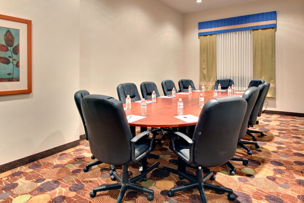 Holiday Inn Express Hotel Suites Edmonton South 48/50