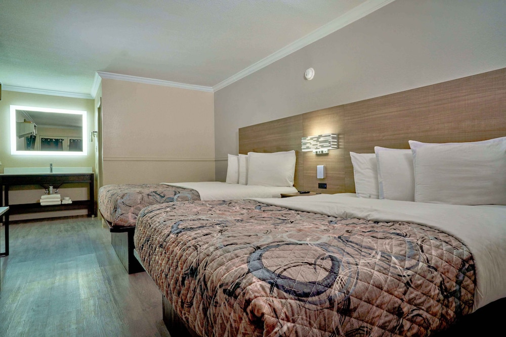 GARDEN, 2 QUEEN BEDS