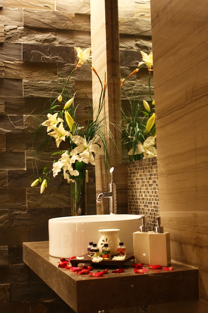 F1 Hotel Manila BGC 45/65