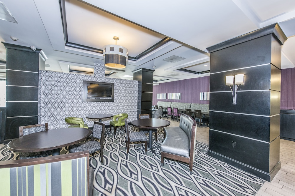 Holiday Inn Express Hotel And Suites Charleston Arpt Conv Ctr Area 37/67