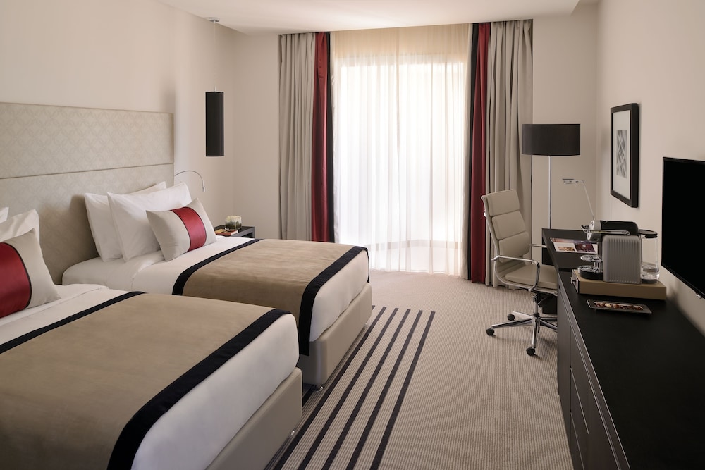 DELUXE, TWIN BEDS, SMOKING