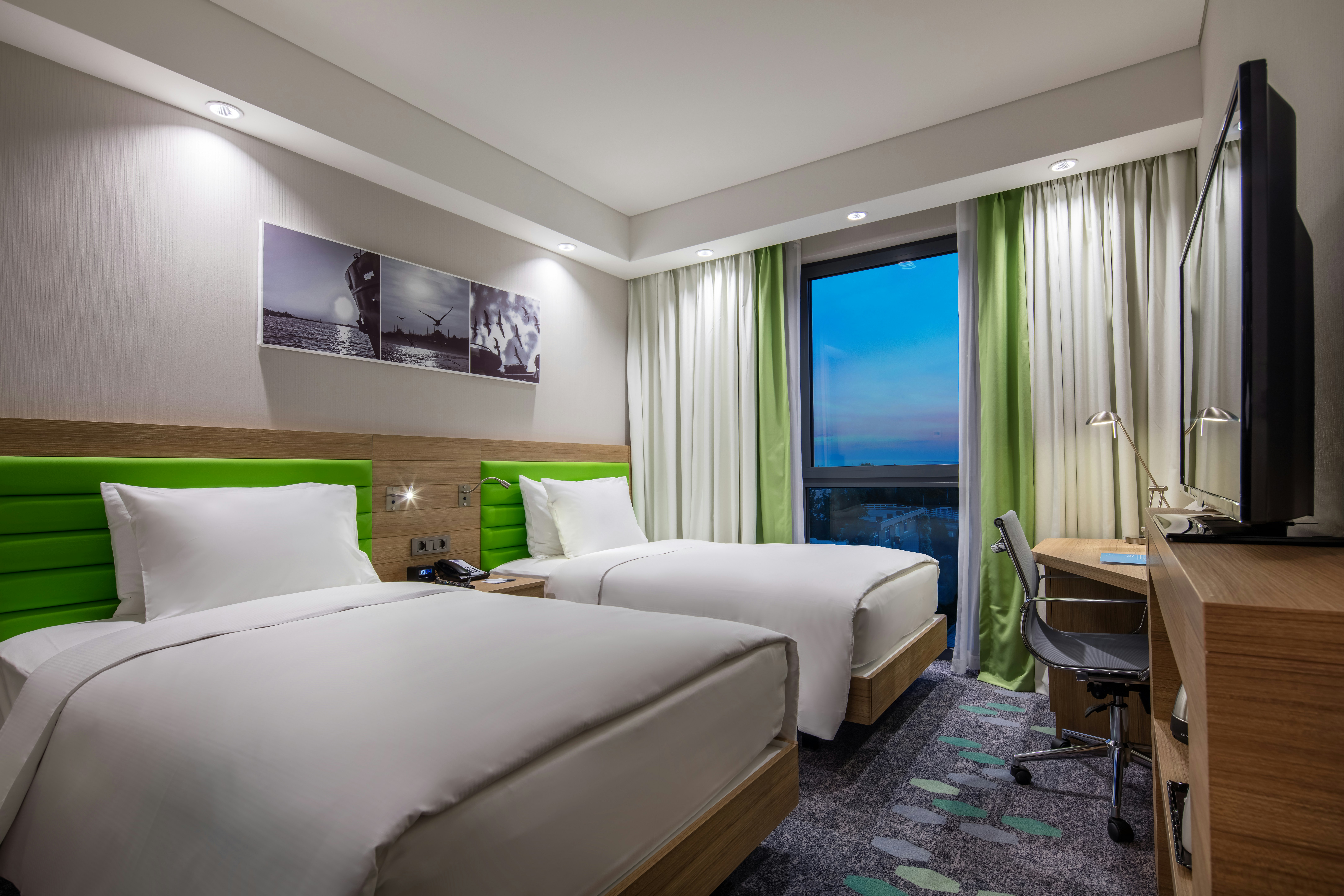 ROOM, TWIN BEDS
