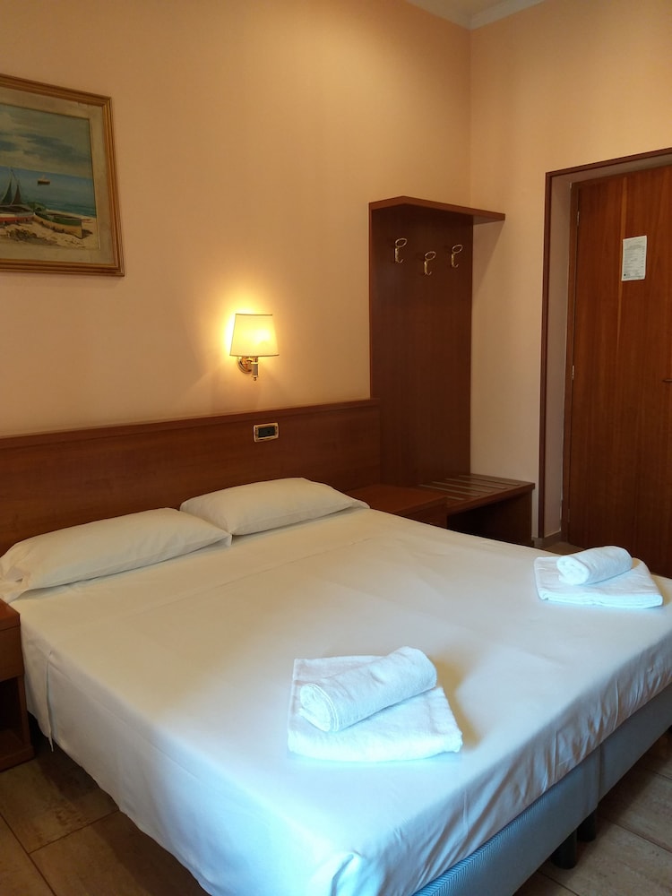 ROOM, DOUBLE OR TWIN BED, PRIVATE BATHROOM