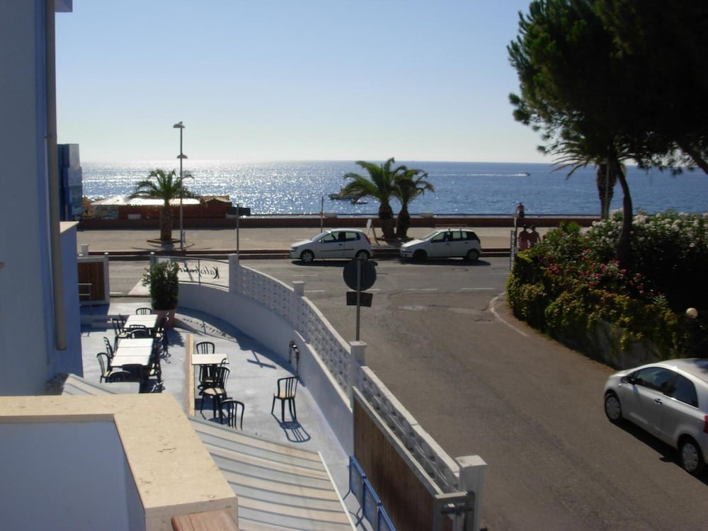 Beach Hotel 34/43