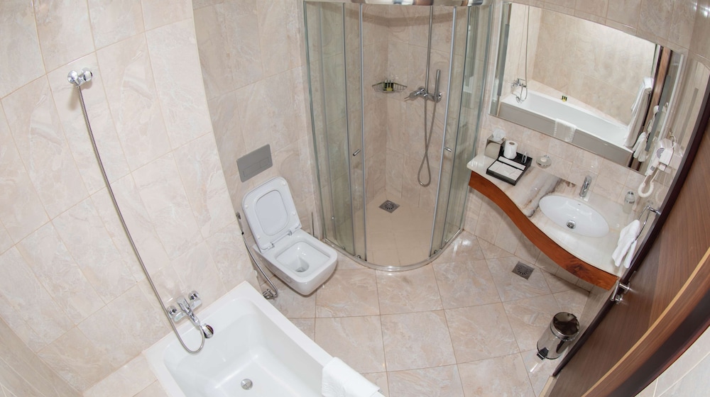 Golden Tulip Canaan Kampala 24/69