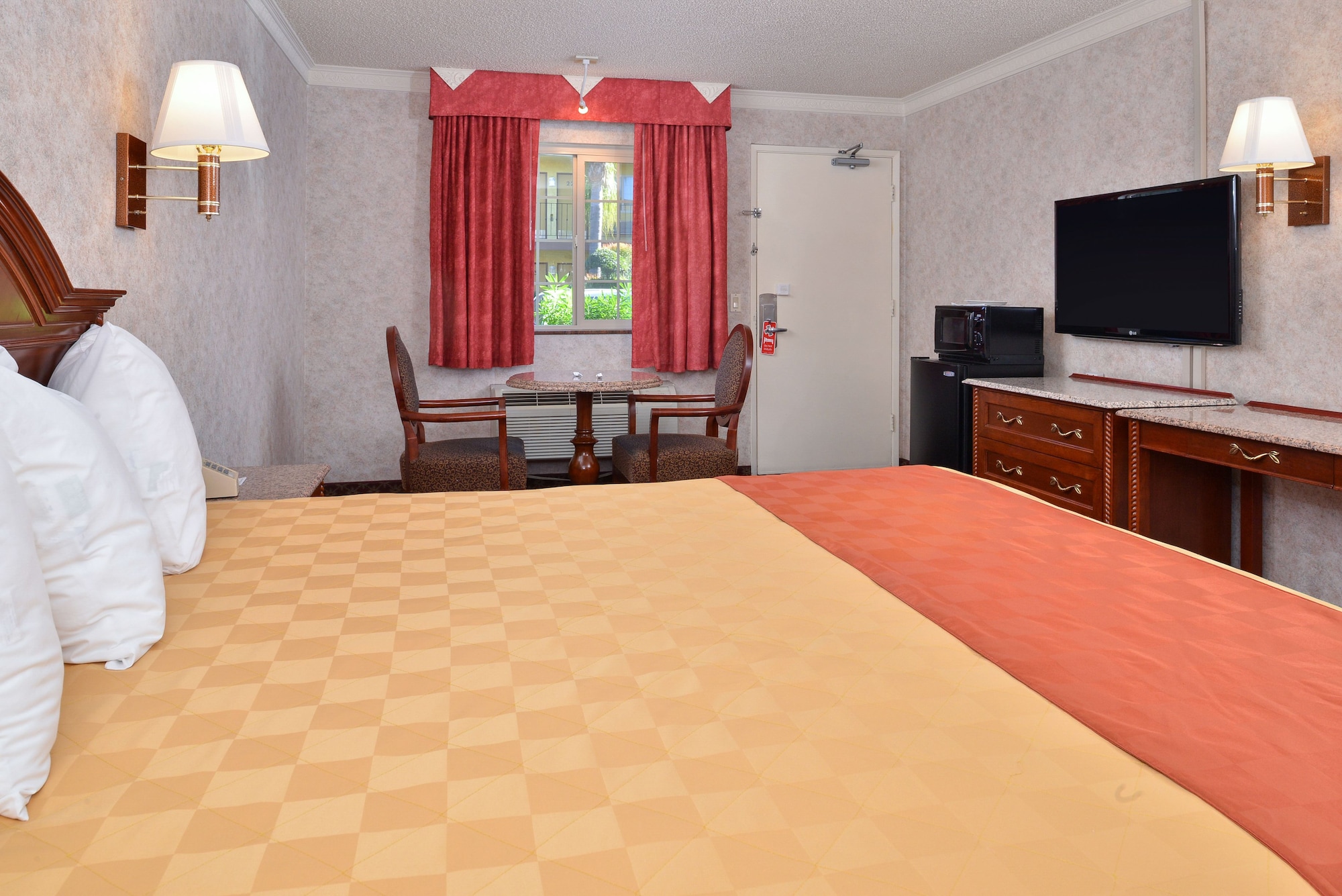 جناح بسرير كينج للمدخنين، Americas Best Value Inn & Suites Fontana 2/3