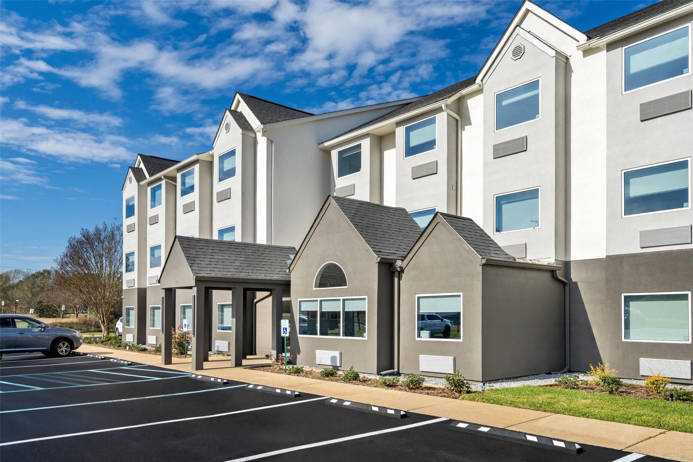 Days Inn & Suites by Wyndham Brandon Amphitheater 26/27