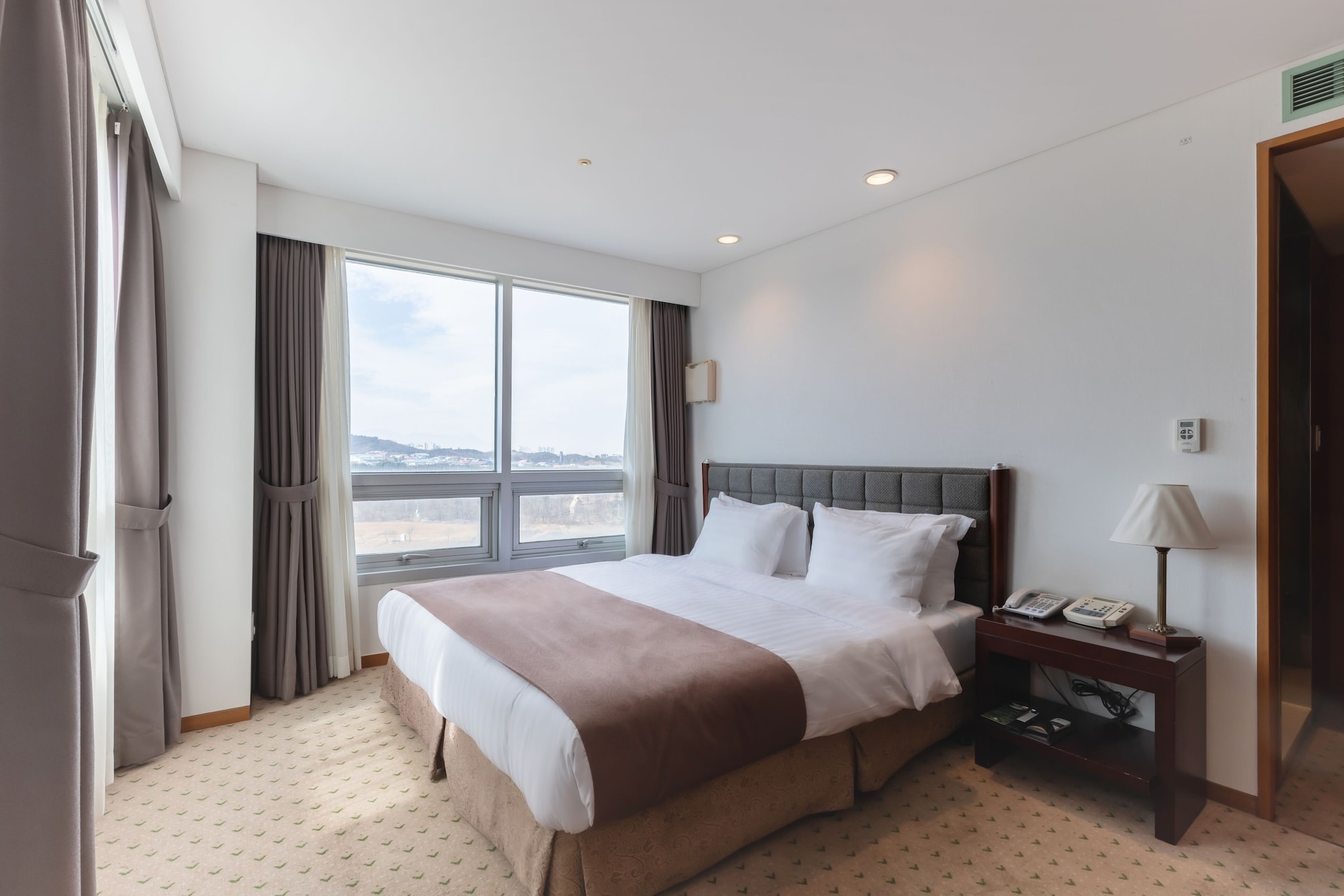 STANDARD, DOUBLE BED, MOUNTAIN VIEW