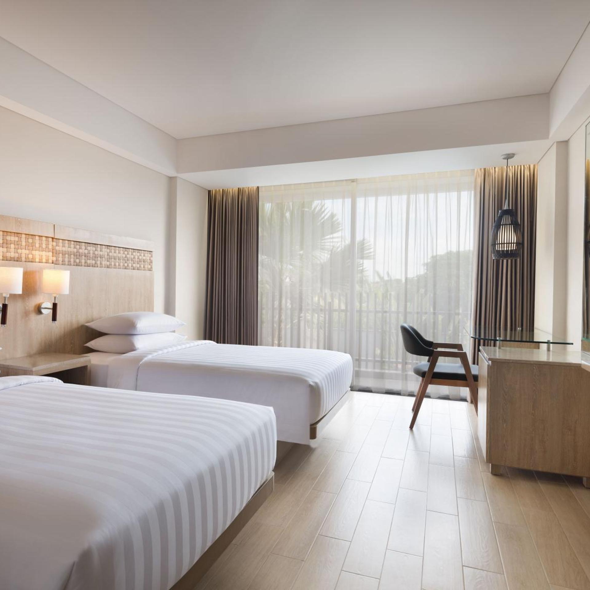 Deluxe, Twin Beds, Pool View