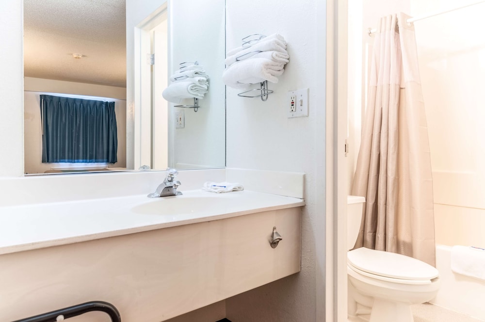 جناح ديلوكس بسرير كينج بجاكوزي، Motel6 Farmington Hills, MI - Northwest - Farmington Hills 7/10