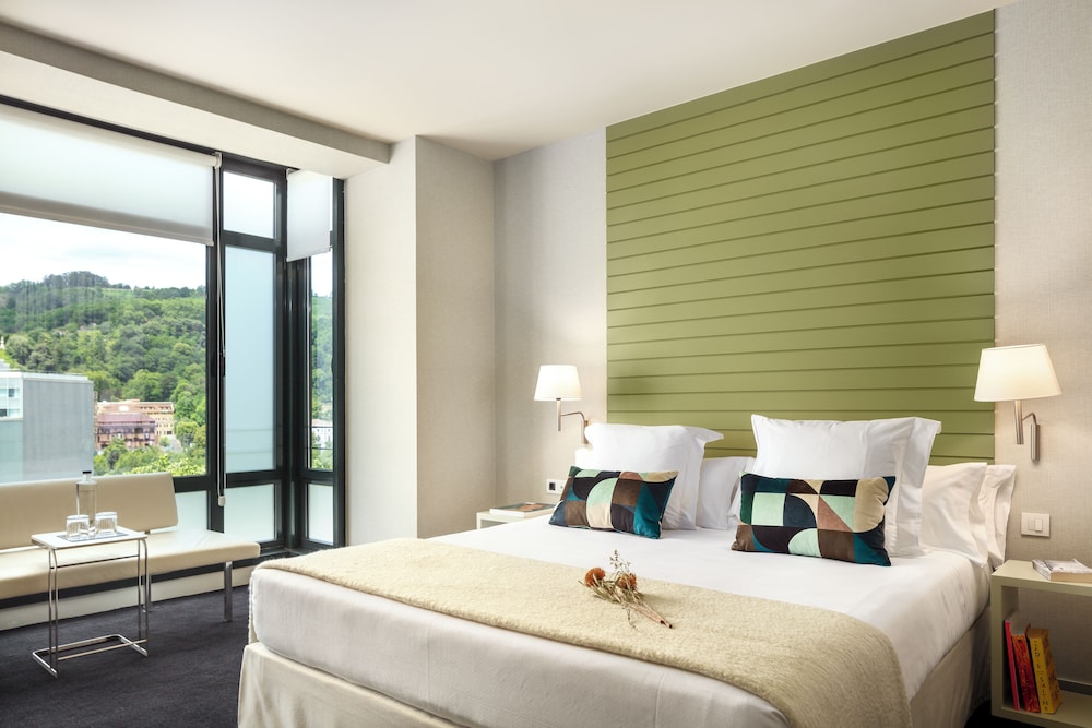 Deluxe, King Bed, Guggenheim View