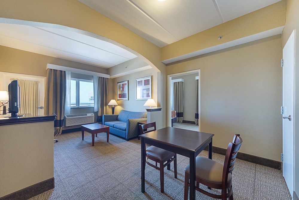 Comfort Suites Beachside 30/44