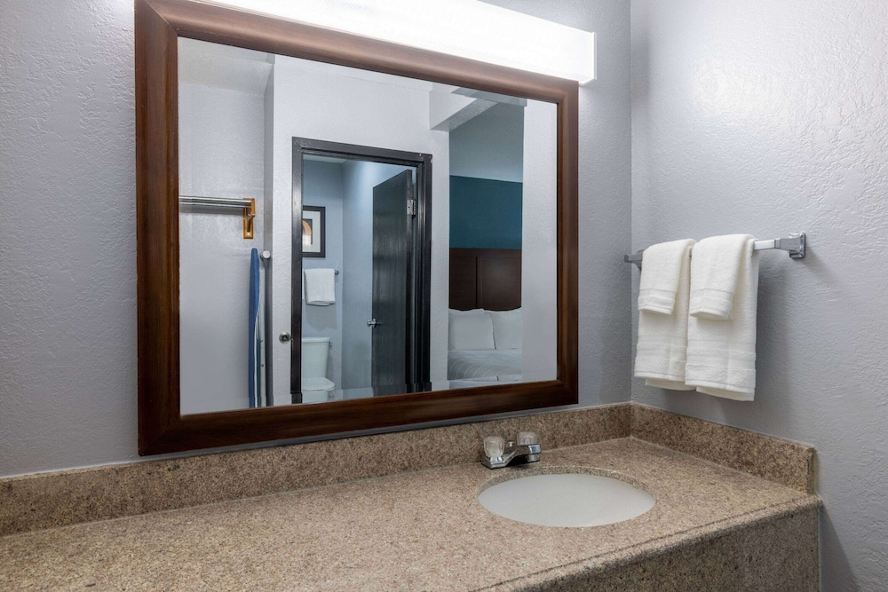 Travelodge by Wyndham Brooklyn Center 45/48