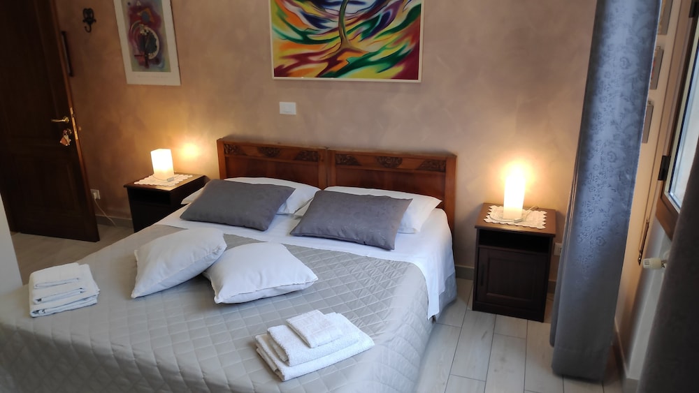 DOUBLE OR TWIN BED, CITY VIEW