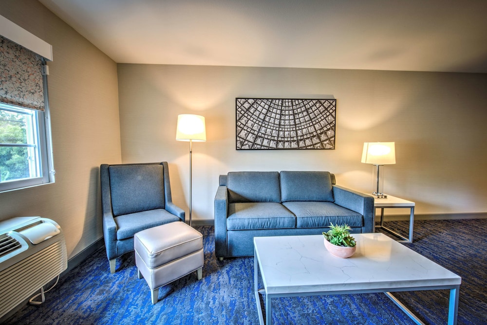 Best Western Plus Media Center Inn & Suites 17/28