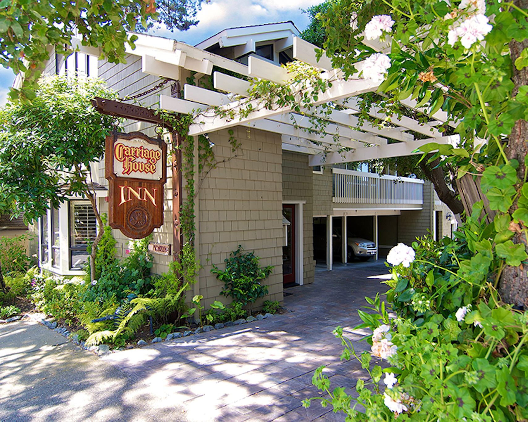 Carriage House Inn 4/35