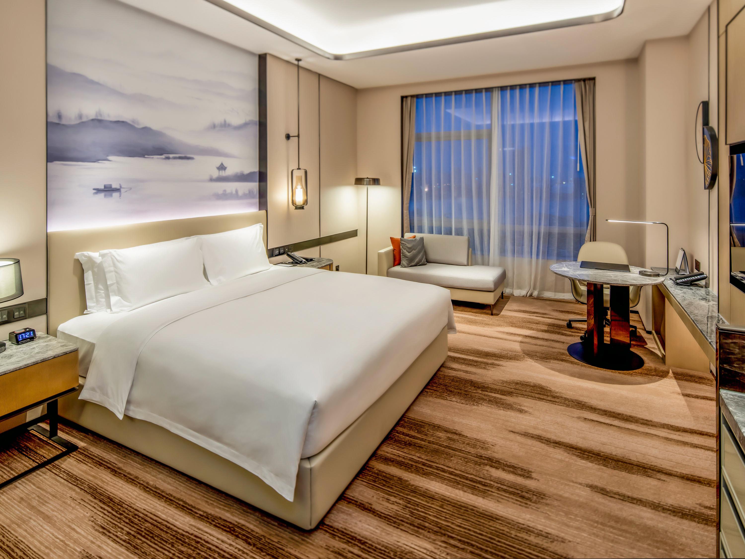 Hollywood, Deluxe, Executive, Lake View, Lounge Access
