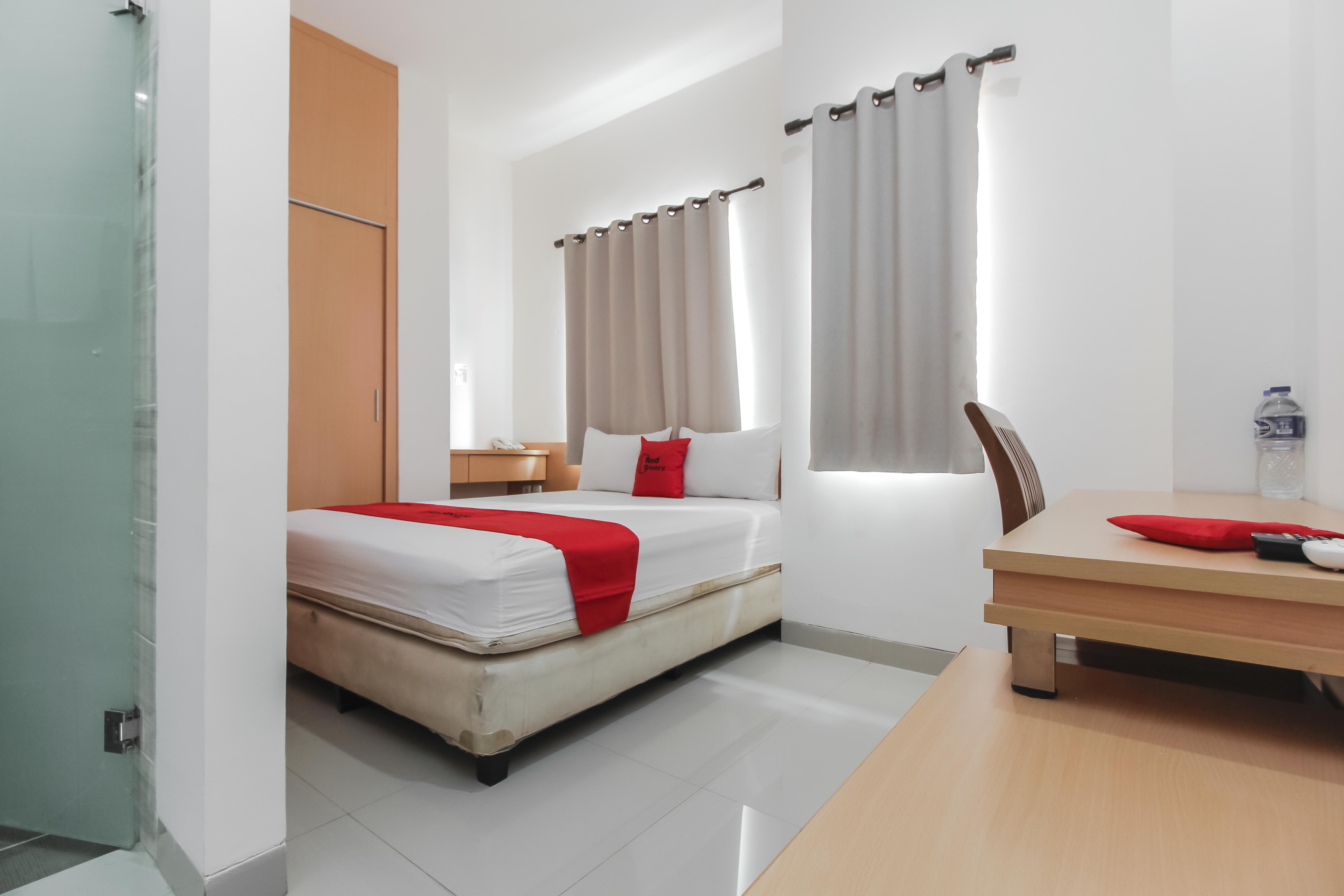 Reddoorz Plus Near Galaxy Bekasi 9/22