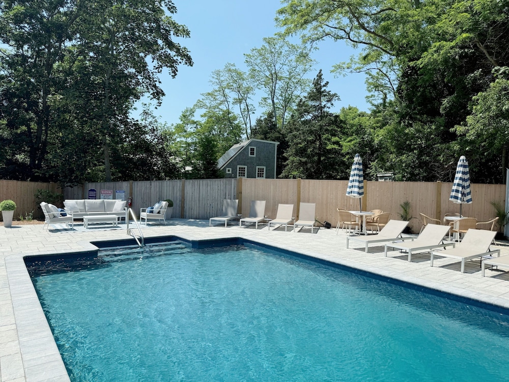 Cove Bluffs Inn 44/50
