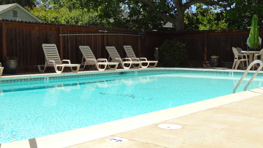 Cloverdale Wine Country Inn and Suites 1/47