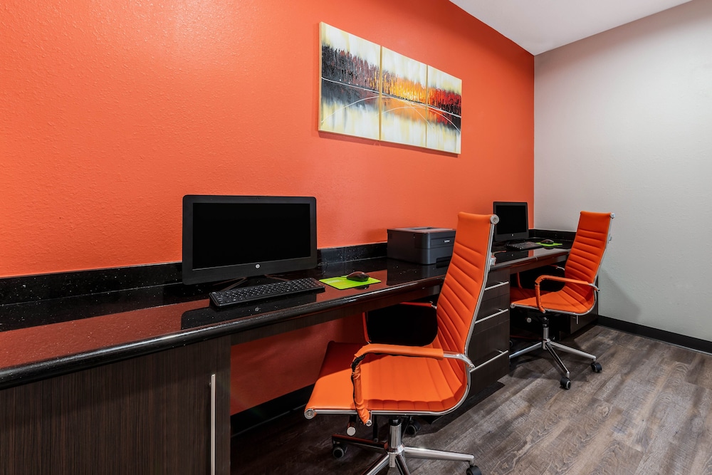 La Quinta Inn & Suites by Wyndham Orange 45/56