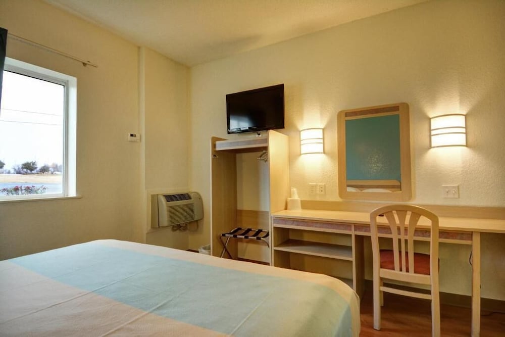 Motel6 Denison, TX 24/56