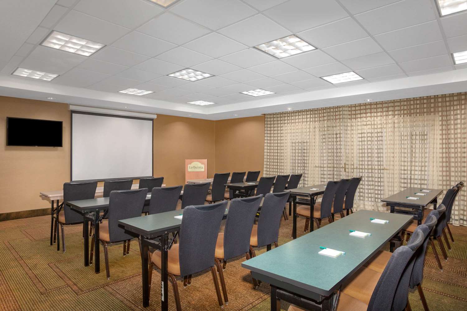 La Quinta Inn & Suites by Wyndham Charlotte Airport South 38/46