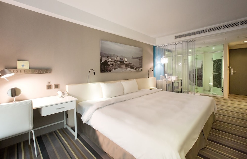 STANDARD, QUEEN BED