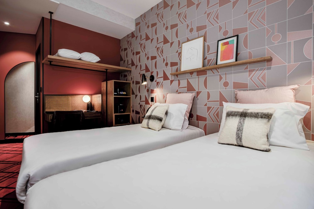 COMFORT, TWIN BEDS