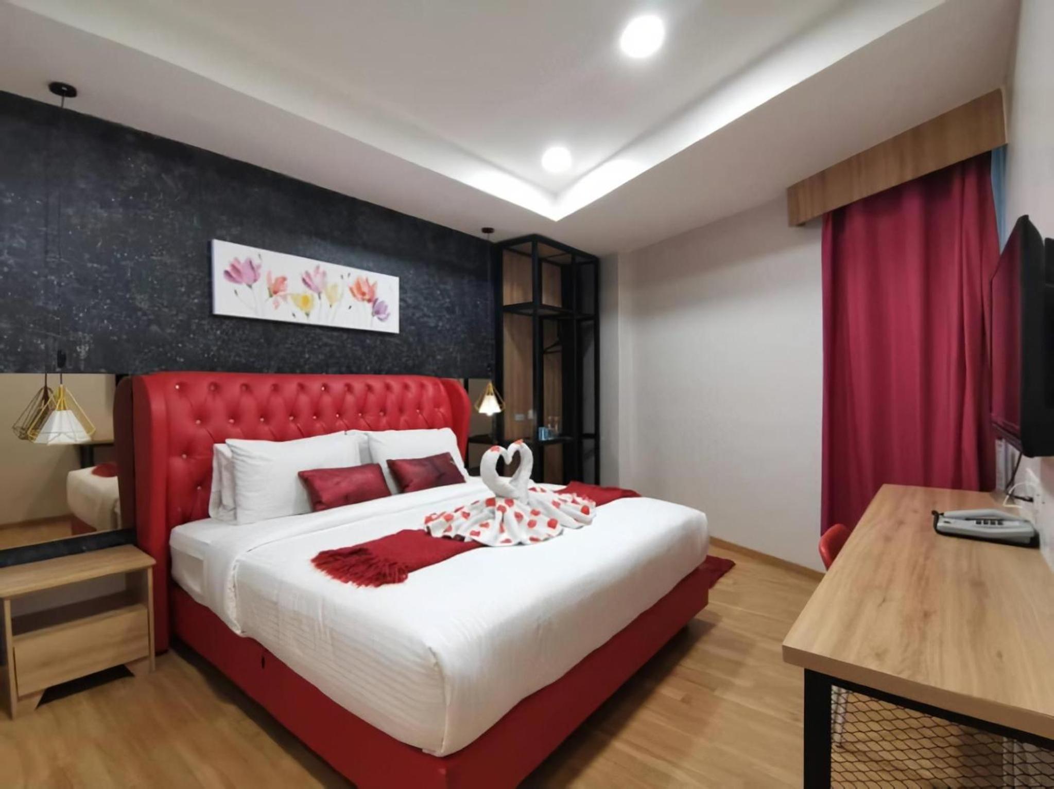 Theme, Double Bed