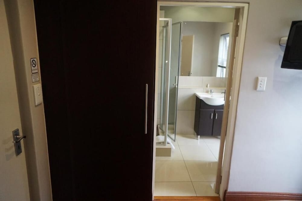 314 on Clark Guest House 26/76