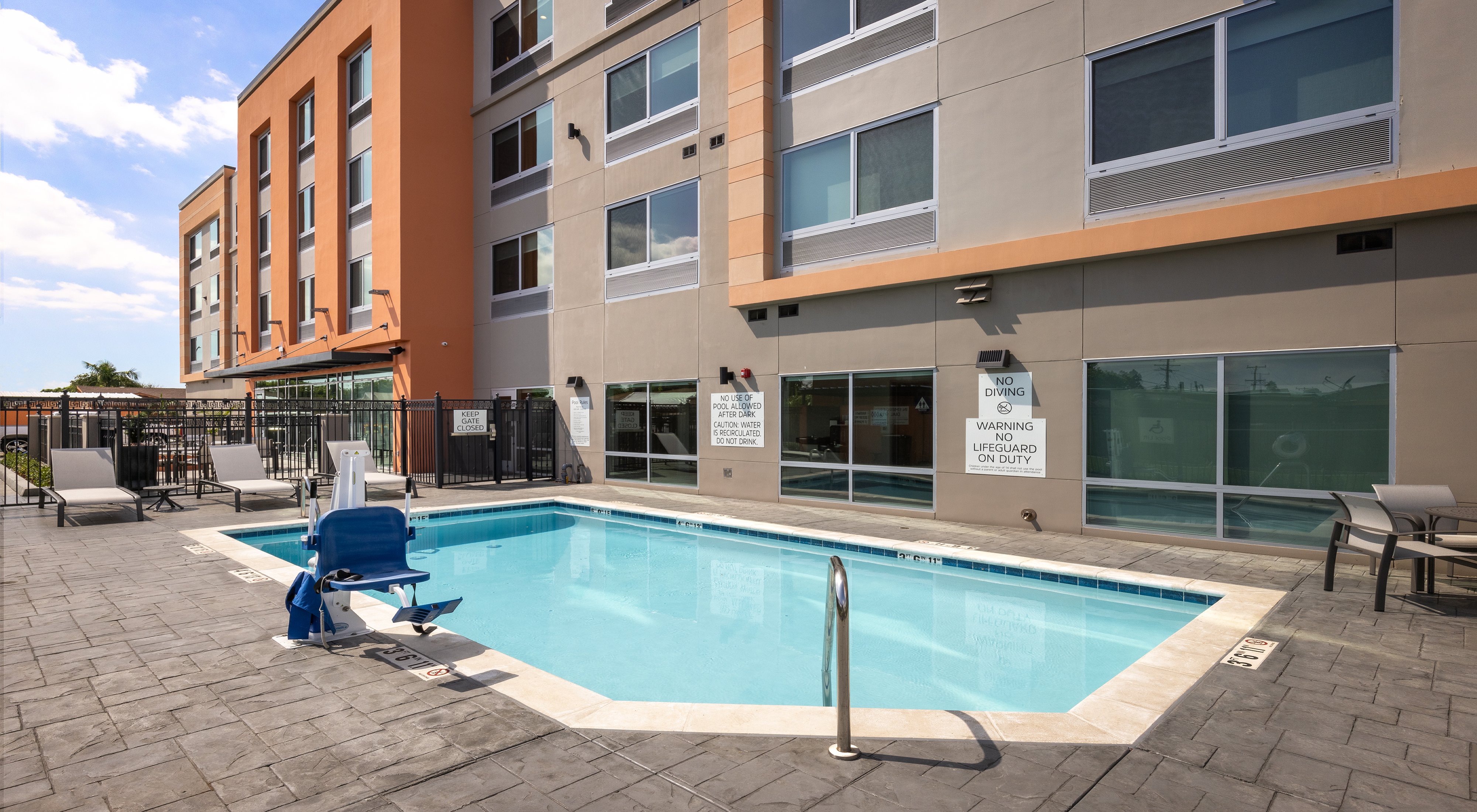 Holiday Inn Express & Suites Hawaiian Gardens 38/38