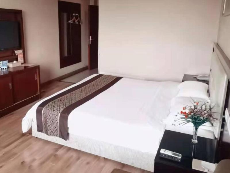 GreenTree Inn Huanggang Hong An Wal-Mart Plaza Business Hotel 35/50
