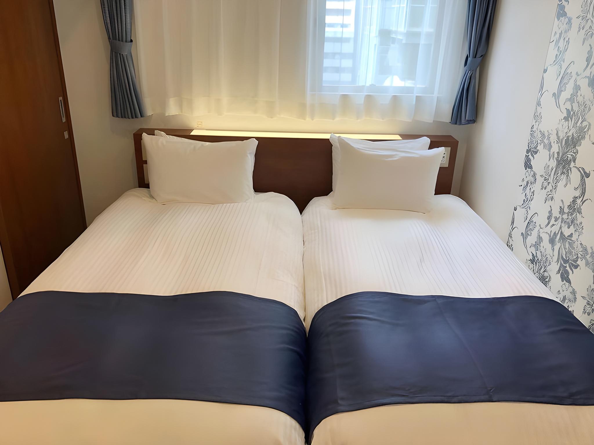 Mini, Twin Beds