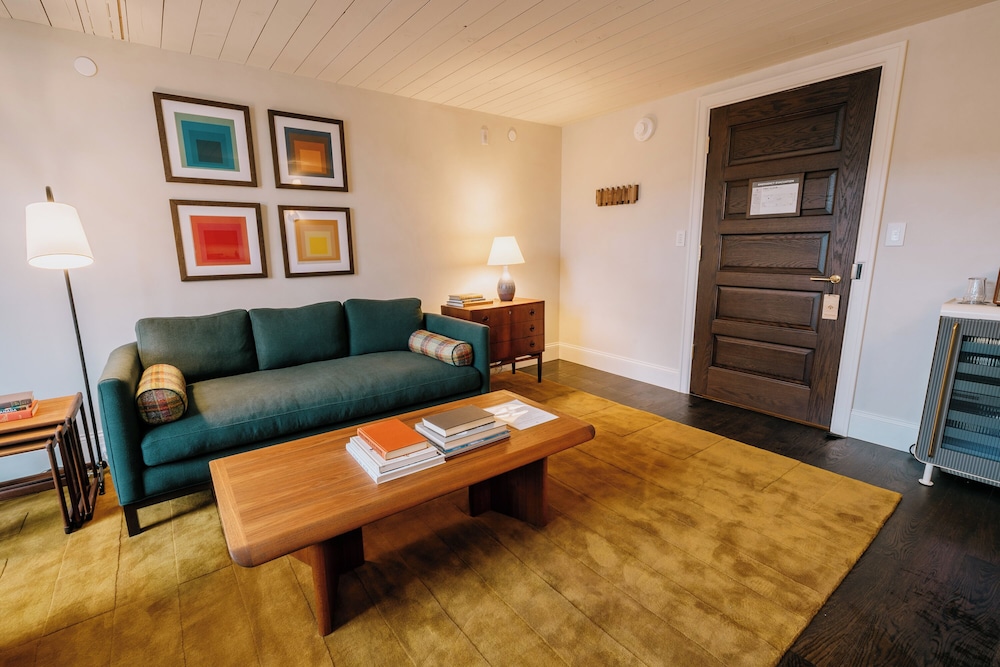 Eleven Revelstoke Lodge 32/58