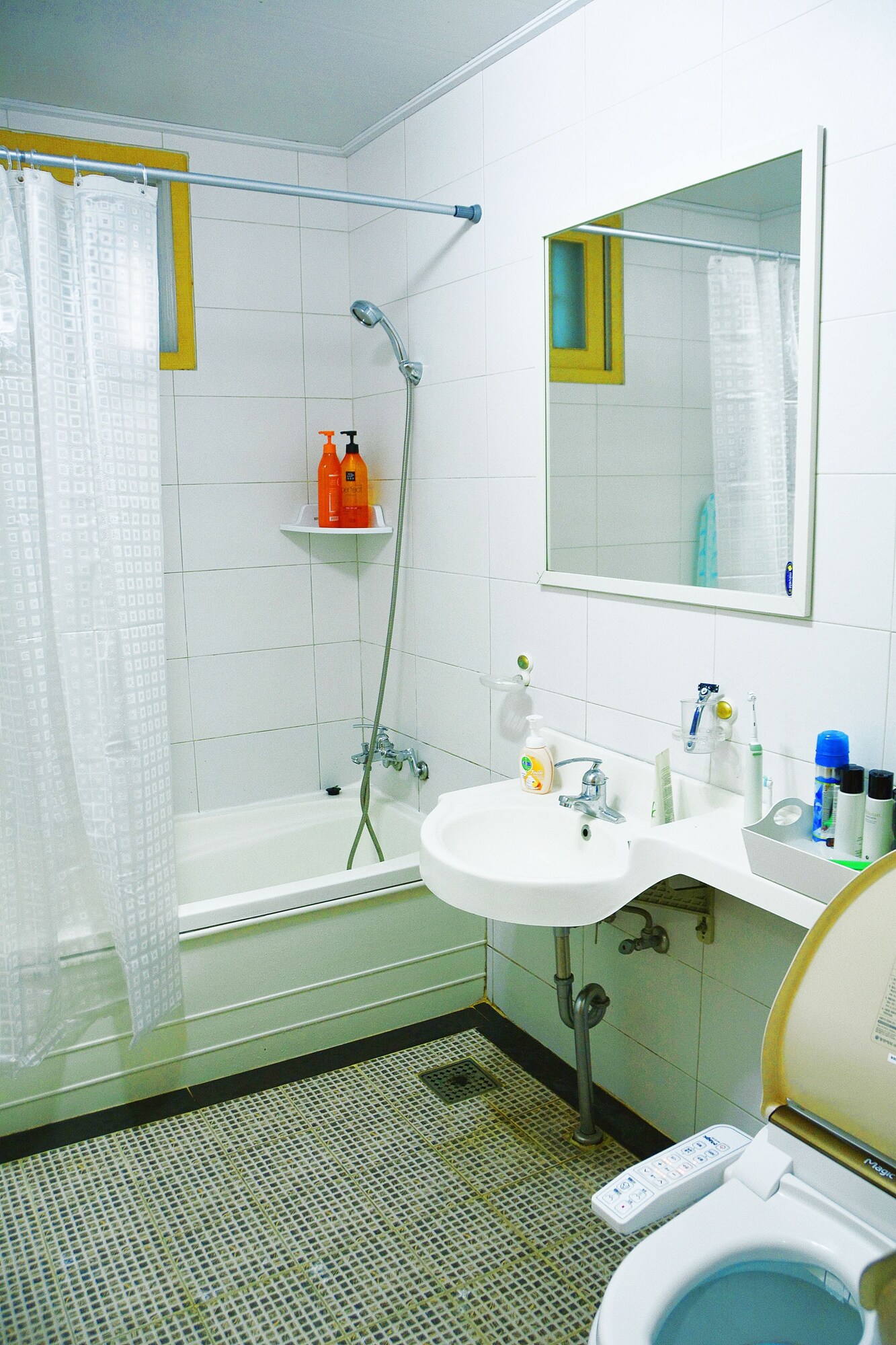 ROOM, TWIN BEDS