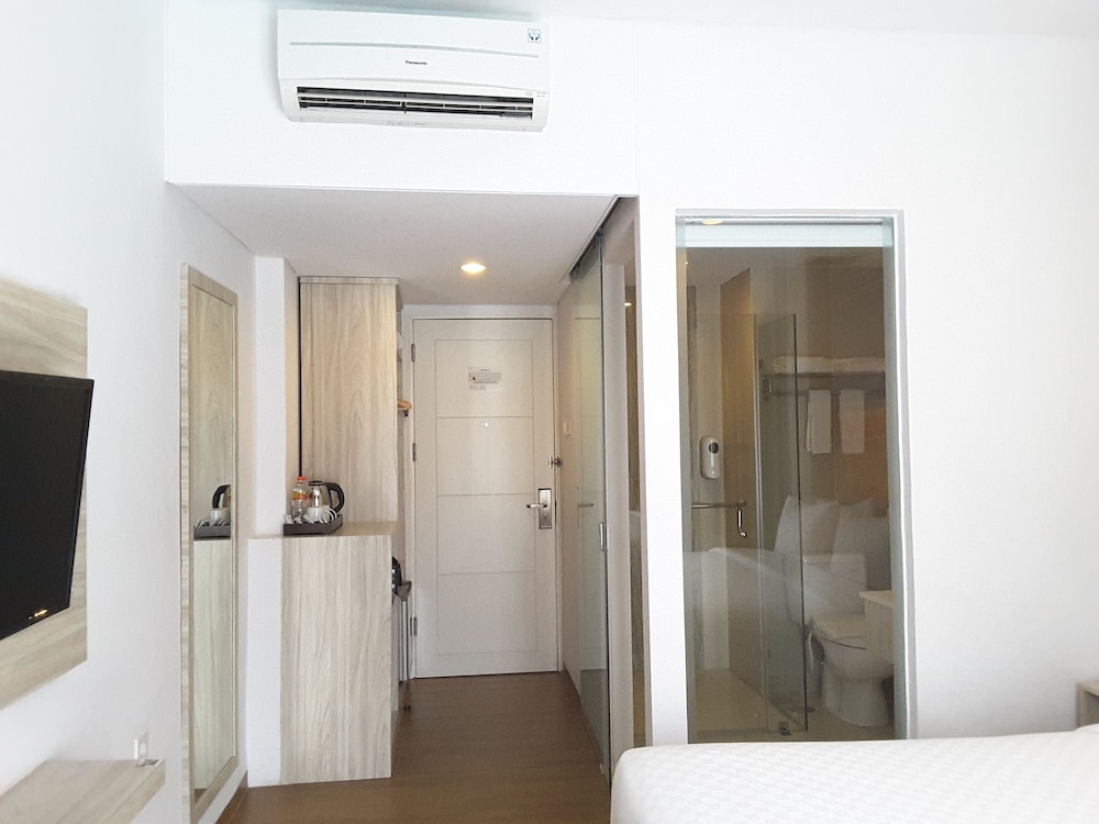 Front One Akshaya Hotel Karawang 31/61