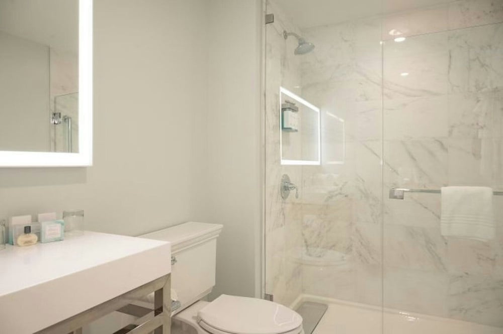 Room, 2 Queen Beds, Cove Side، The Colony Hotel 7/9