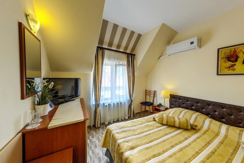 Hotel Cheap 4/34