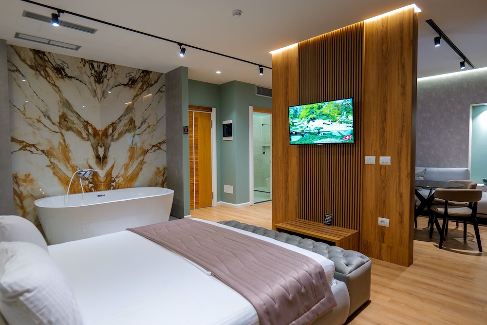 DELUXE, SUITE, KING BED