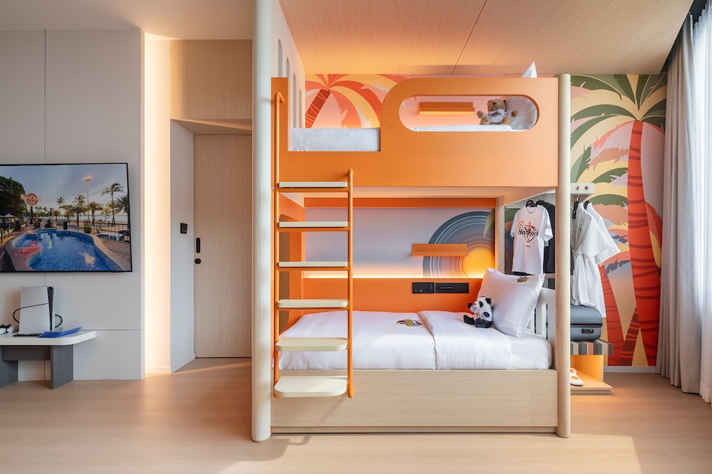 Silver, Family, Suite, King Bed, Bunk Bed, City View، Hard Rock Hotel Pattaya 3/5