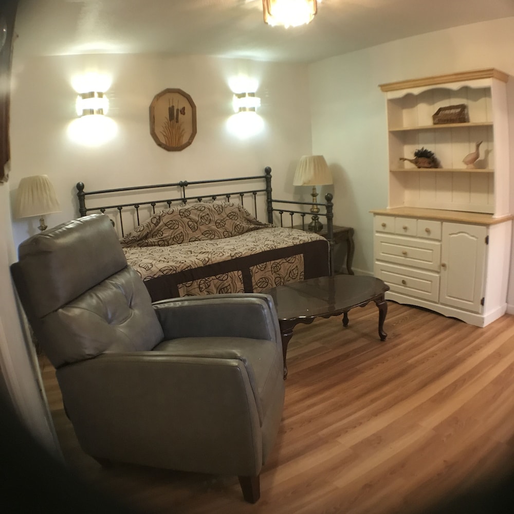 7 Gables Inn Suites 25/50
