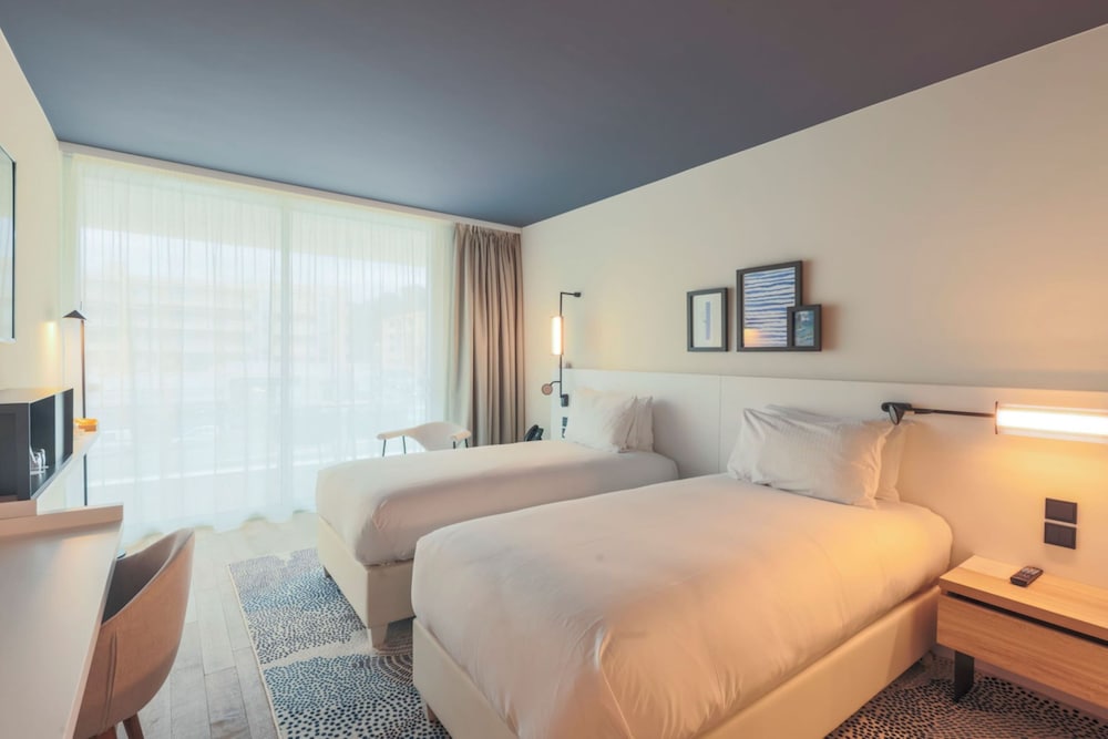 غرفة قياسية بسريرين منفصلين بإطلالة على الجبل والمدينة، Indigo Cagnes Sur Mer 4/10