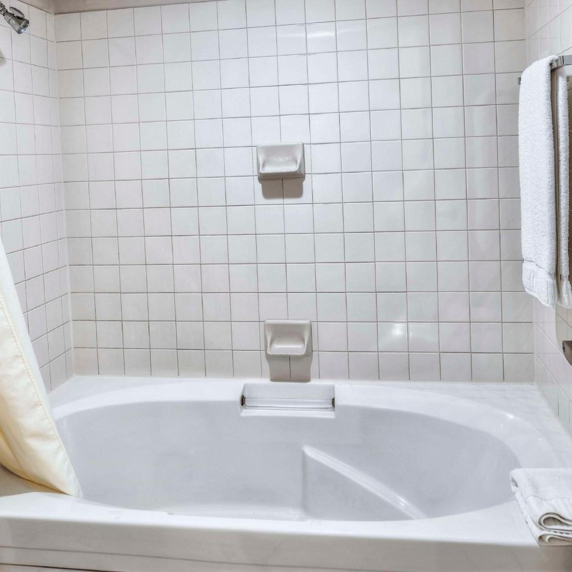 جناح بسرير كينج وسريرين كينج بغرفتي نوم مع أريكة، Hilton Vacation Club Varsity Club Tucson 8/10